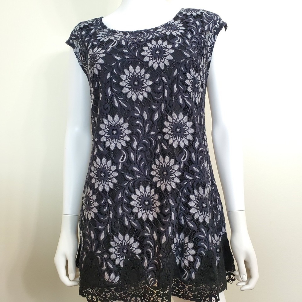 Isaacmizrahi live! Flower Eyelet woman top pretty!